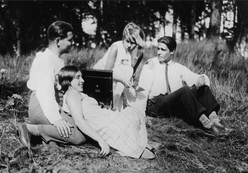 Stummfilm um Mitternacht: Menschen am Sonntag