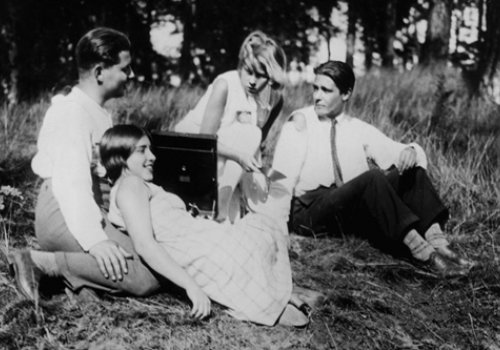 Stummfilm um Mitternacht: Menschen am Sonntag